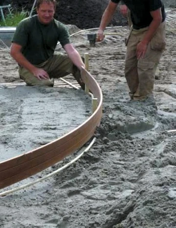 wbudowanie obrzeży podjazdu.webp